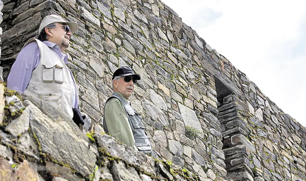 El Perú profundo. Mario Vargas Llosa y el antropólogo Juan Ossio en el complejo arqueológico de Choquequirao. Cusco en el 2011.