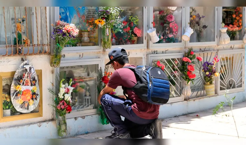 Música y oración en el Día de Todos los Santos en Arequipa. Fotógrafo: Oswald Charca. Música y oración en el Día de Todos los Santos en Arequipa. Fotógrafo: Oswald Charca.