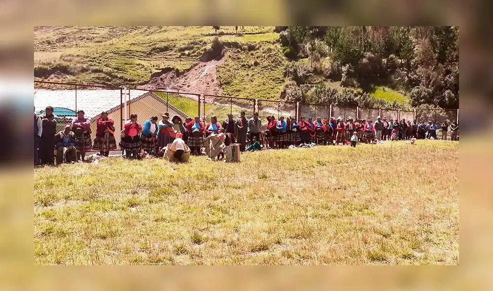 Comuneros en reunión.