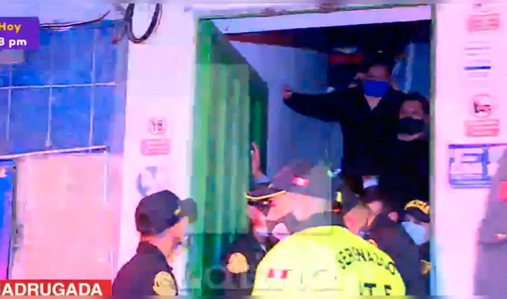 Las personas intervenidas fueron conducidas a la comisaría de Huaycán. Foto: Captura / Latina Noticias Las personas intervenidas fueron conducidas a la comisaría de Huaycán. Foto: Captura / Latina Noticias