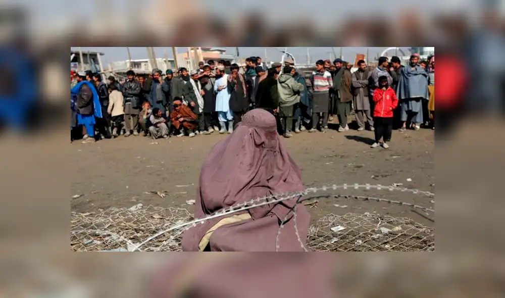 Sale a luz un video donde una mujer es lapidada por varios hombres [FOTOS]