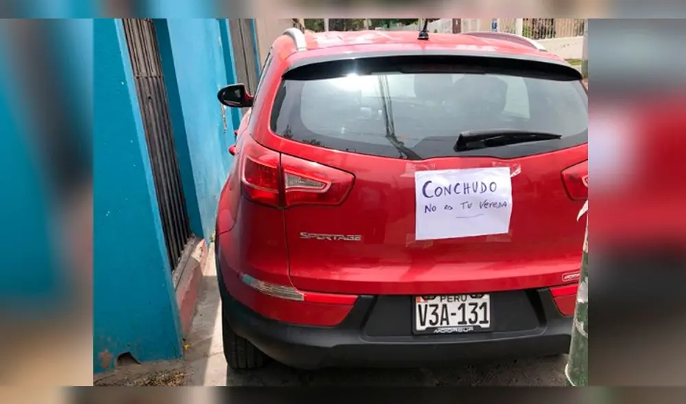 Vecino colocó curioso cartel a vehículo que invadió vereda en Arequipa.