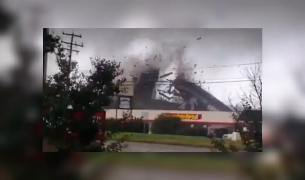 YouTube: graban momento en el que un tornado destroza techo en pedazos [VIDEO]