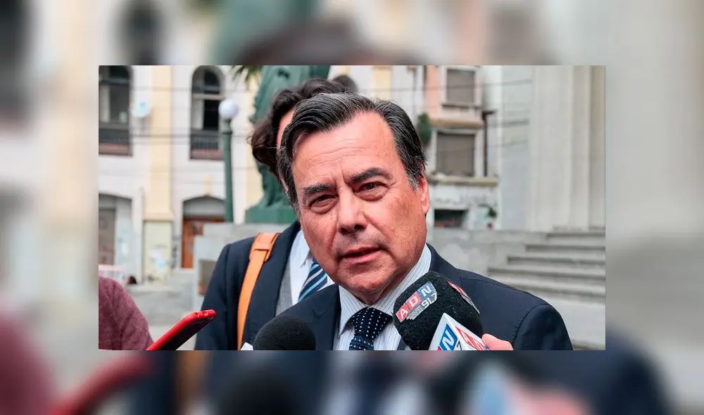 El diputado Urrutia caminaba por la playa cuando fue abordado por la prensa. Foto: difusión