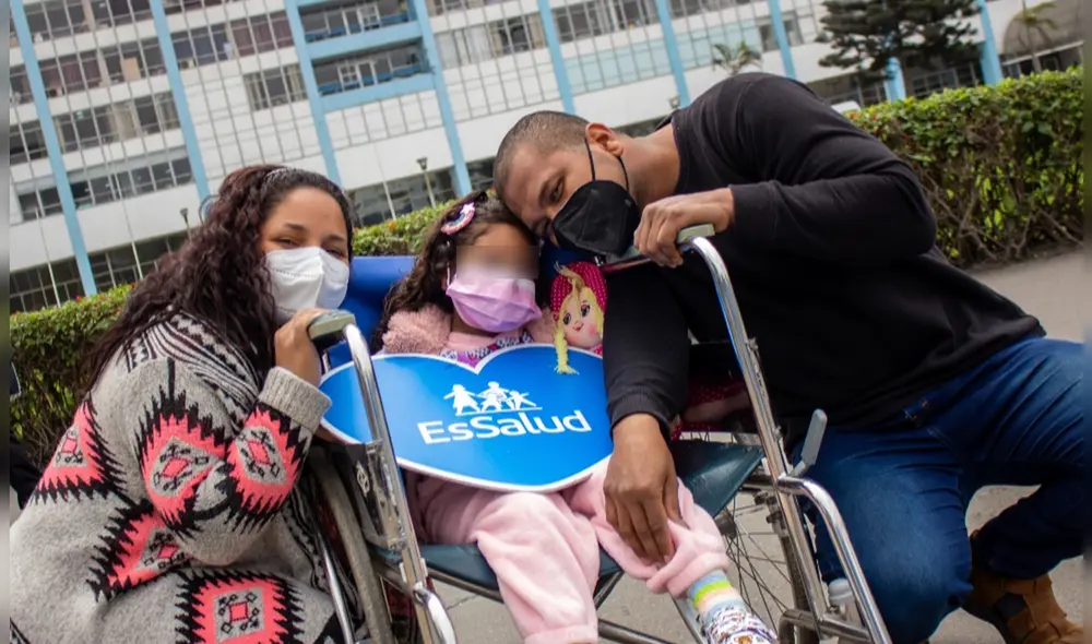 Cuando fue dada de alta, la menor recibió los aplausos del personal médico que la atendió. Foto: EsSalud Cuando fue dada de alta, la menor recibió los aplausos del personal médico que la atendió. Foto: EsSalud