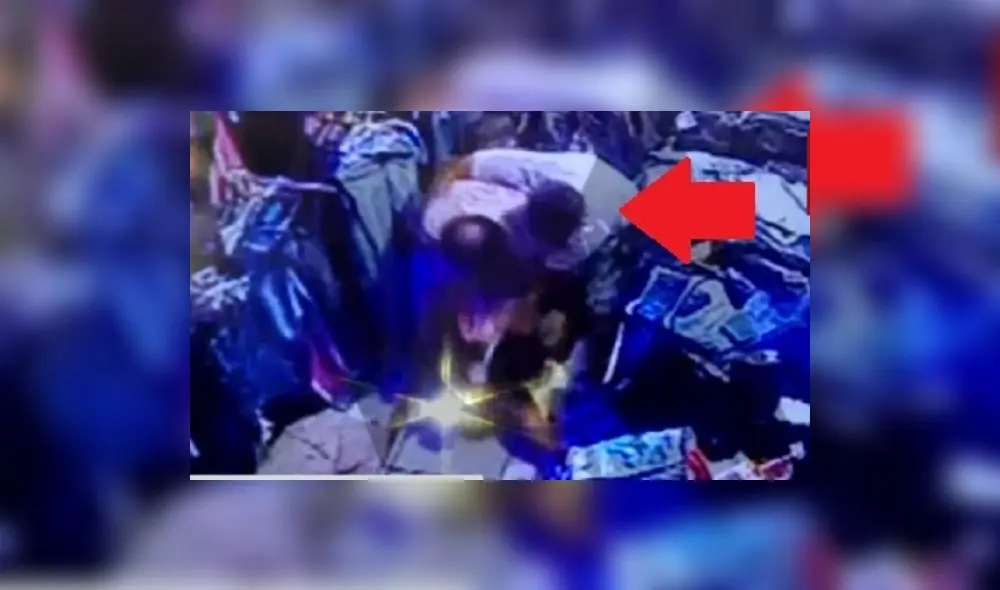 Sujeto golpea salvajemente a su esposa delante de sus hijos y ellos la defienden | VIDEO