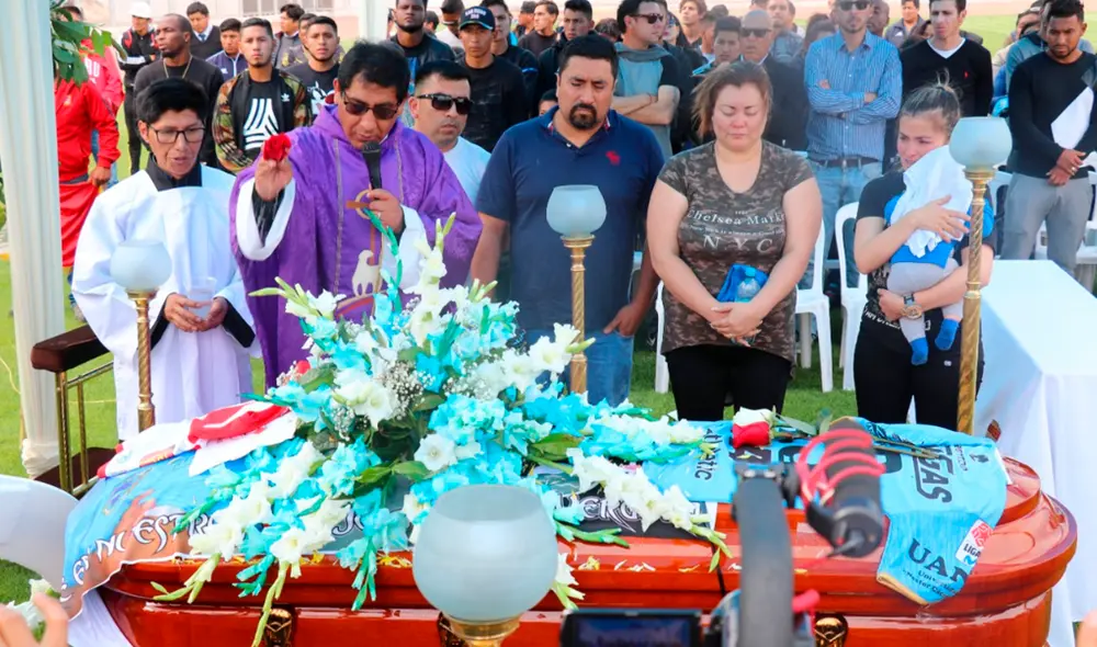 Roberto Mosquera y el resto del plantel de Deportivo Binacional asistieron al velorio de Juan Pablo Vergara. | Foto: GLR