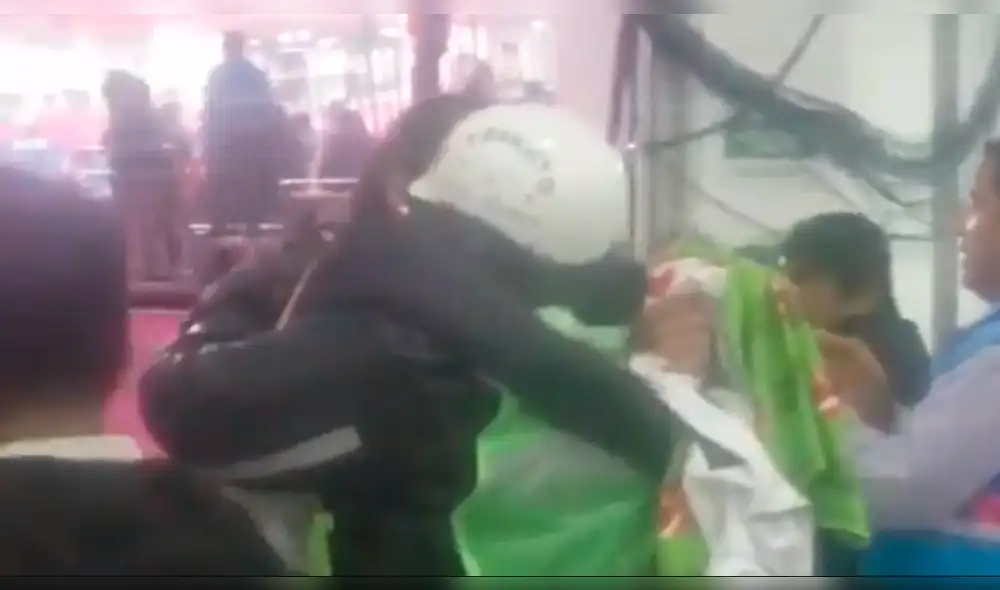 Lima 2019: Karla Ortiz recibe abrazo de su madre que estaba de servicio con el uniforme de la PNP.