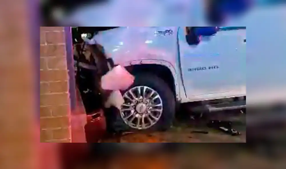 Conductor que iba a excesiva velocidad impacta contra varios vehículos y mata a padre e hijo [VIDEO]