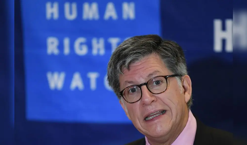 A market trader shows different currency notes in Caracas on March 10, 2019, during the third day of a massive power outage which has left Venezuelans without communications, electricity and water. - The unprecedented power outage already left 15 patients dead and threatens to extend indefinitely, increasing distress for the severe political and economic crisis hitting the oil-rich South American nation. (Photo by Cristian Hernandez / AFP)
