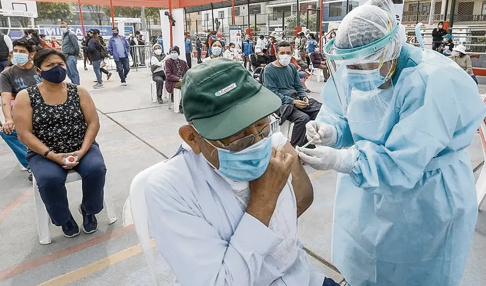 Dosis. Hoy inicia la segunda jornada de vacunación de cinco fechas en 28 distritos de Lima y Callao. Se espera atender a 77.500 adultos mayores de 80 años. También inicia en 10 regiones. Foto: difusión Dosis. Hoy inicia la segunda jornada de vacunación de cinco fechas en 28 distritos de Lima y Callao. Se espera atender a 77.500 adultos mayores de 80 años. También inicia en 10 regiones. Foto: difusión