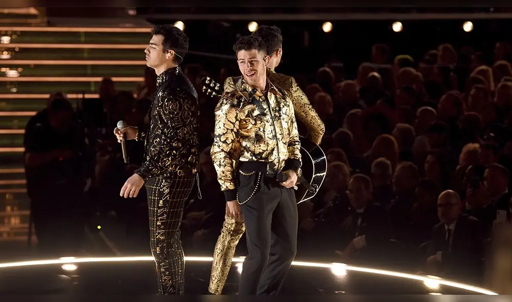 Nick Jonas recibe críticas por cantar con los dientes sucios