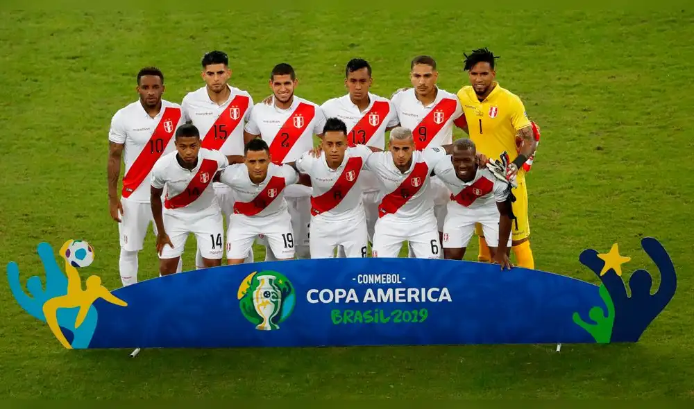 Captan a Alondra García Miró alentando a Paolo Guerrero y a la selección