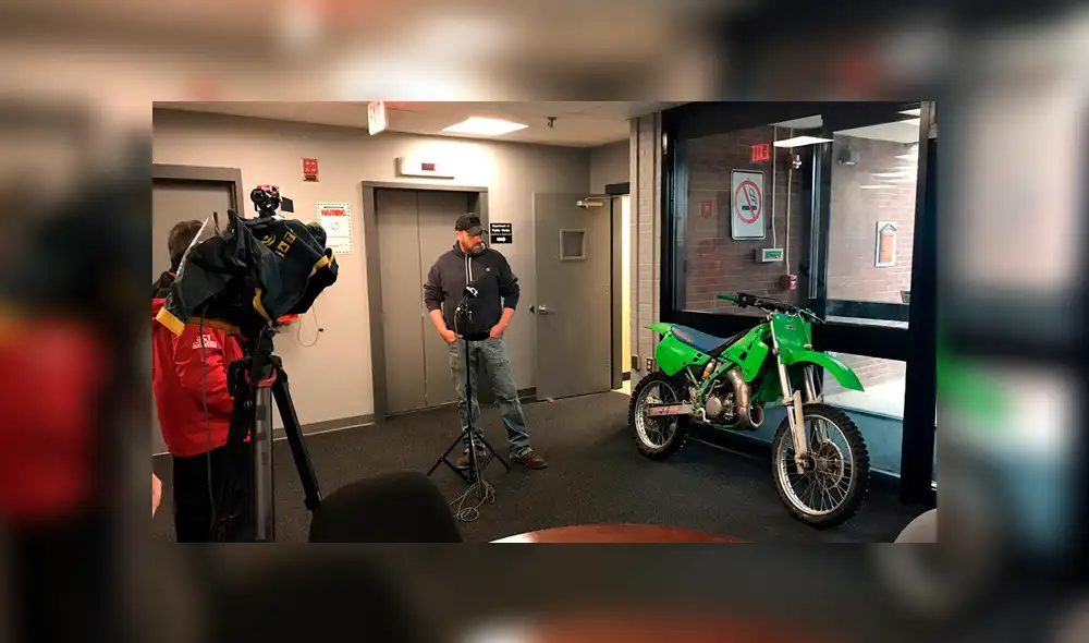 Autoridades policiales hallaron motocicleta Kawasaki y la devuelvieron a su dueño casi tres décadas después. Foto: Captura