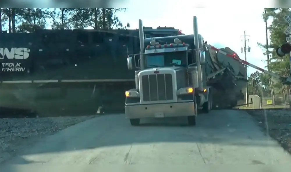 YouTube Viral: conductor escapa de camión segundos antes de ser arrollado por tren [VIDEO]