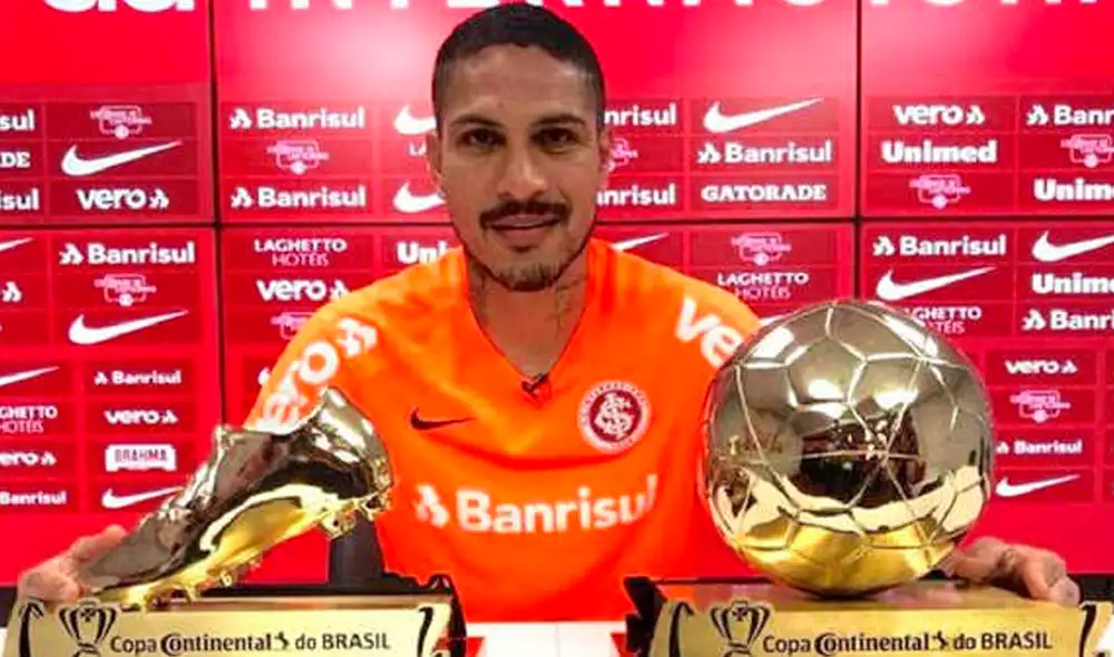 El capitán de la selección peruana fue galardonado este martes con los premios al mejor jugador y goleador de la Copa Brasil con la camiseta del Internacional de Porto Alegre.