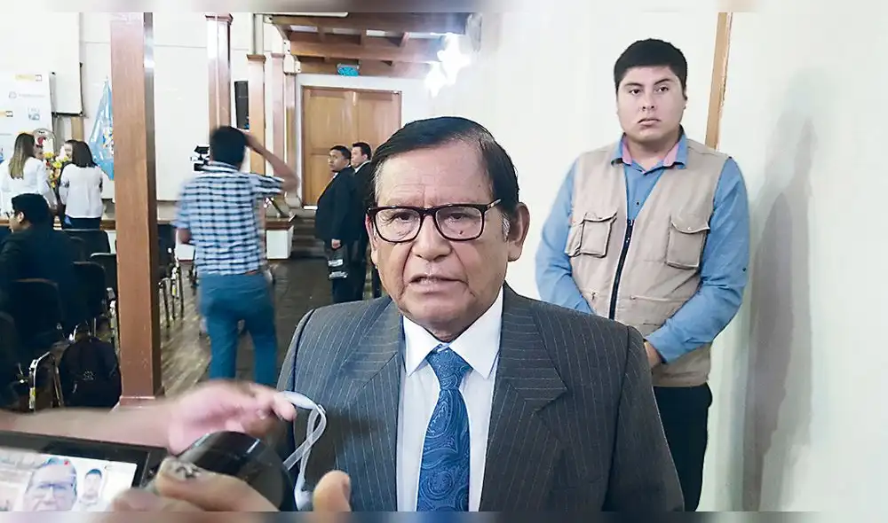 molesto. Zenón Cuevas dice que lo fiscalicen con pruebas.