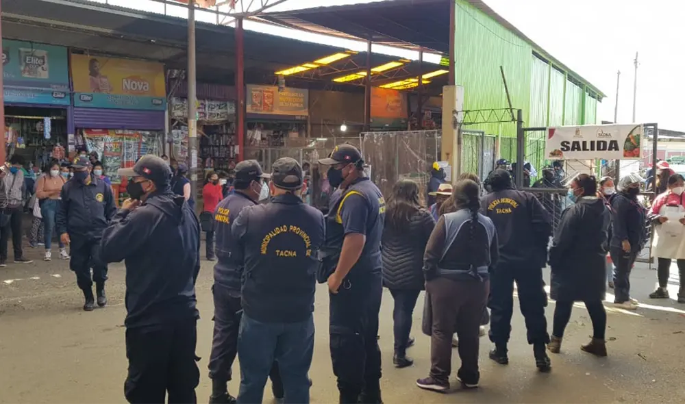 Comerciantes se enfrentaron a policías municipales de Tacna. Créditos: Liz Ferrer