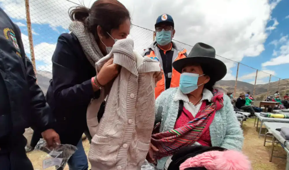 Entregan abrigo en Huaraz.
