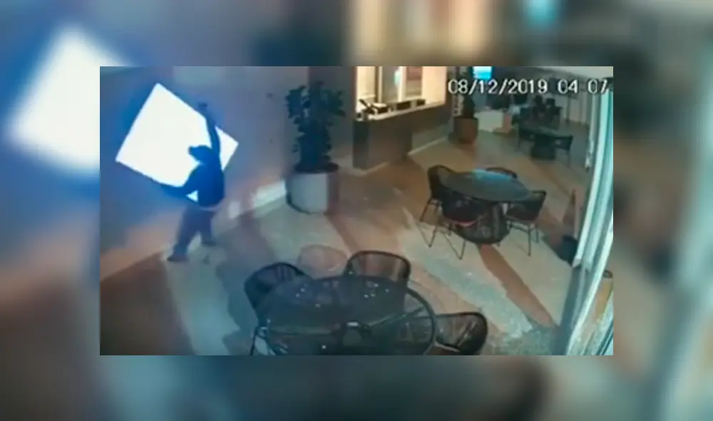 Video es viral en Facebook. Ladrones se han hecho viral en las redes tras protagonizar una cómica escena cuando pretendían robar un lujoso televisor de una casa Video es viral en Facebook. Ladrones se han hecho viral en las redes tras protagonizar una cómica escena cuando pretendían robar un lujoso televisor de una casa