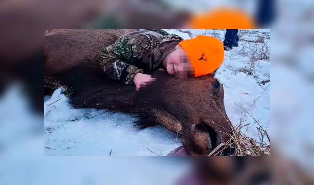 Braeleigh Miller, de ocho años, acostada sobre el cuerpo de un alce que ella disparó. Foto: Facebook.