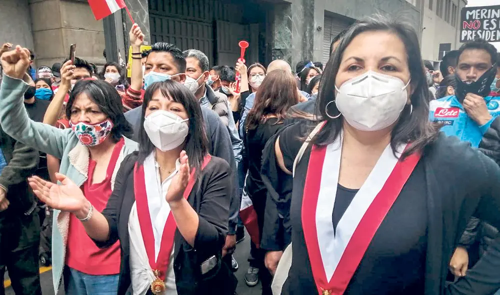 Protesta. Mirtha Vásquez y Rocío Silva en la movilización. Foto: difusión