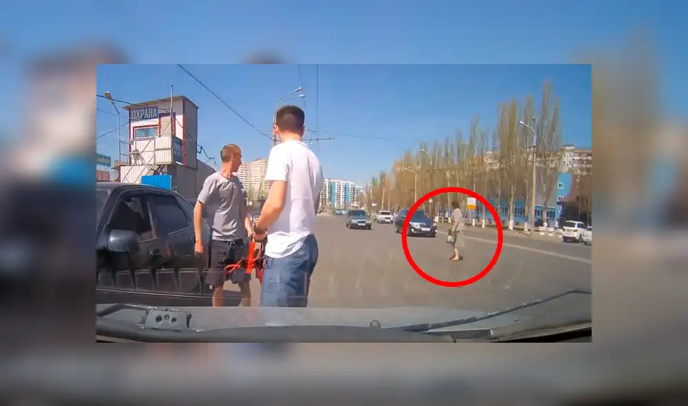 Facebook: imprudente mujer arriesga su vida cruzando autopista y casi provoca brutal accidente [VIDEO]