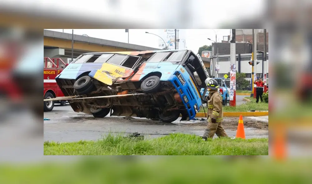 Los pasajeros de la cúster que cubre la ruta Callao-Callao fueron los más afectados, pues el vehículo se volcó. El conductor se dio a la fuga. (Foto: Carlos Contreras / La República) Los pasajeros de la cúster que cubre la ruta Callao-Callao fueron los más afectados, pues el vehículo se volcó. El conductor se dio a la fuga. (Foto: Carlos Contreras / La República)
