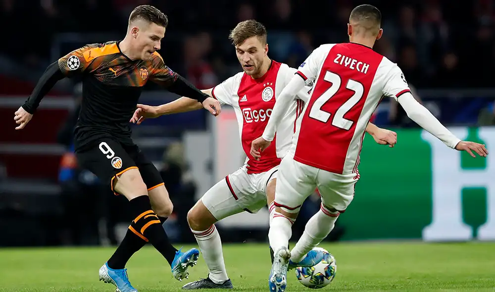 Gracias a solitario gol de Rodrigo, Valencia venció por la mínima a su similar del Ajax en el mítico ‘Johan Cruyff’ Arena por la última fecha de la fase de grupos de Champions League.