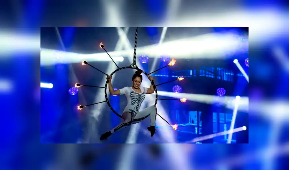 Acróbata cae de 5 metros en pleno concierto [VIDEO]