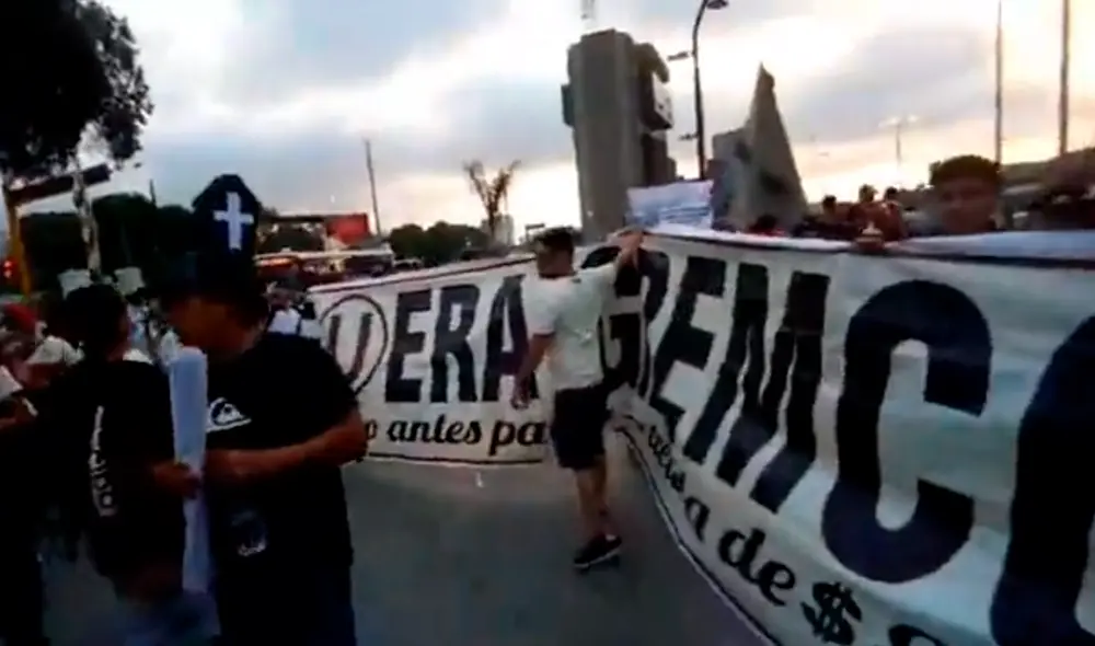 Hinchas realizaron marcha pacífica en defensa de Universitario para evitar la liquidación. | Foto: Grace Mora Hinchas realizaron marcha pacífica en defensa de Universitario para evitar la liquidación. | Foto: Grace Mora