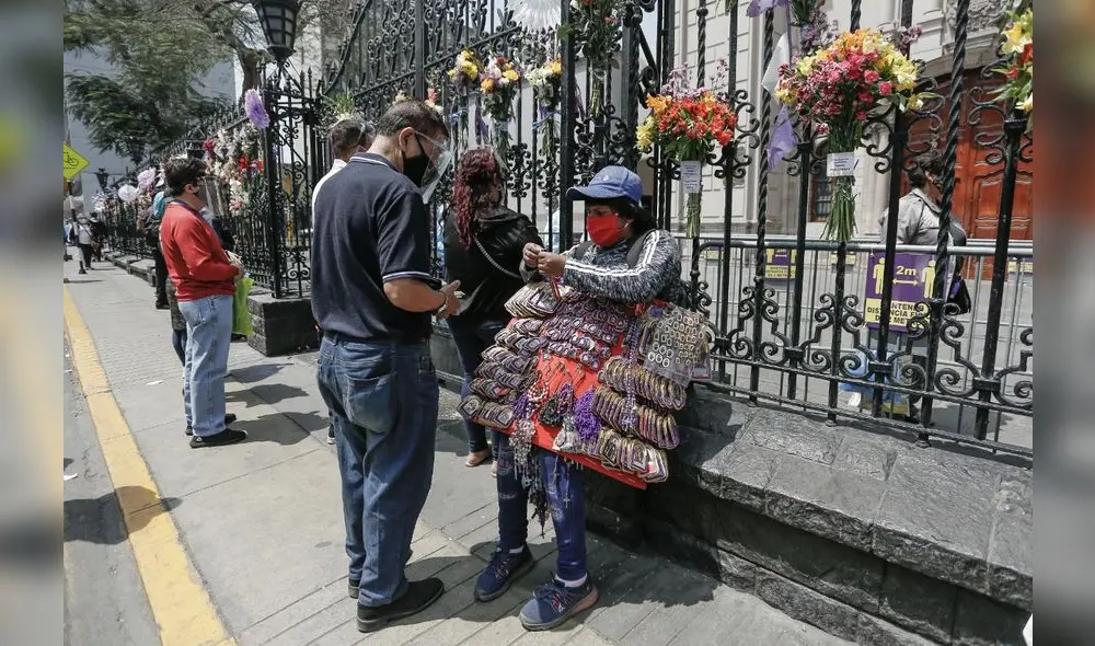Fieles no se quieren perder la tradicional costumbre de asistir a la misa en homenaje al Cristo de Pachacamilla. Fotos: Antonio Melgarejo - La República Fieles no se quieren perder la tradicional costumbre de asistir a la misa en homenaje al Cristo de Pachacamilla. Fotos: Antonio Melgarejo - La República