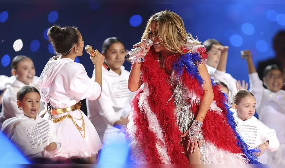 Antes de subir al escenario, la cantante dio una tierno beso en la frente a Emme y luego se unieron en un largo abrazo. (Foto: AFP)