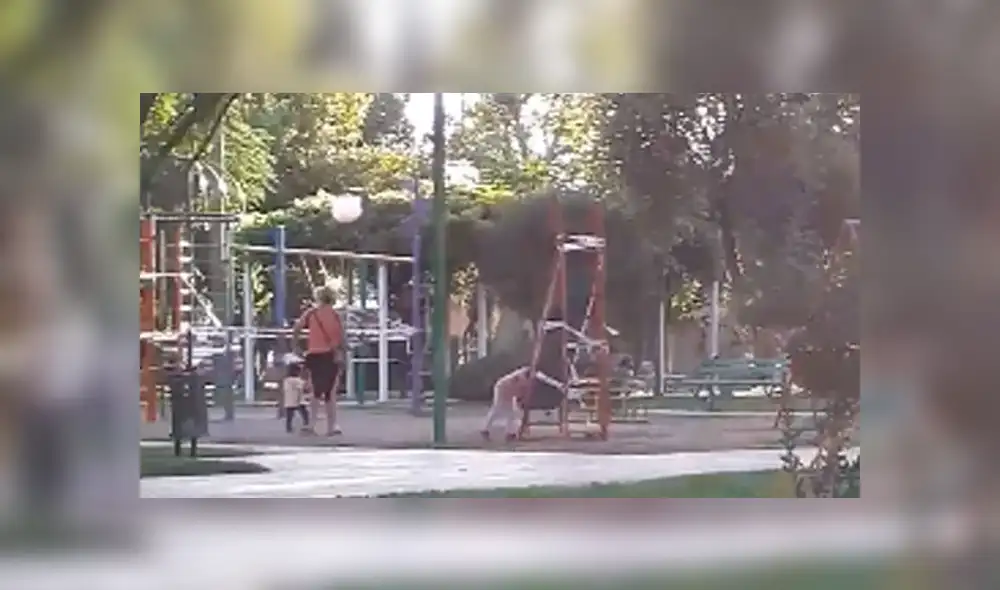 A pocas horas de haberse decretado la emergencia sanitaria en Mendoza, Argentina, la mujer ingresó con sus hijos  a un parque ya clausurado. (Foto: captura)