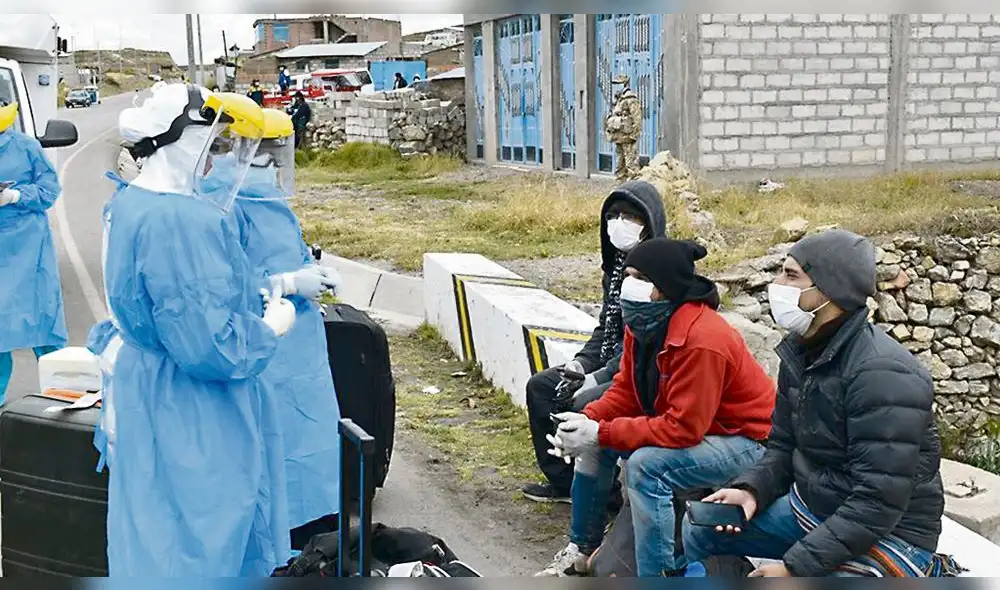 Descarte. Personal de salud aplica pruebas a sospechosos.