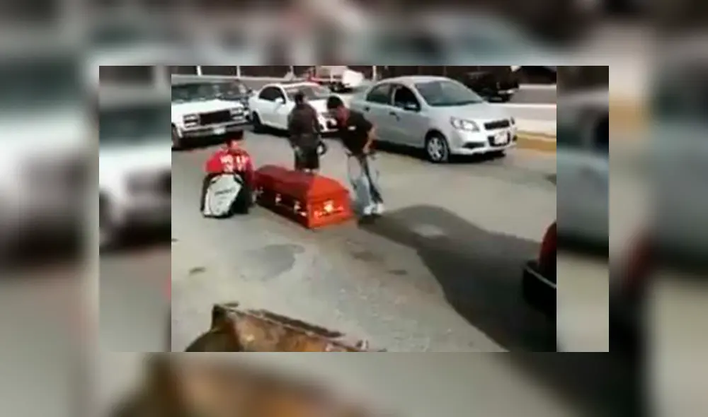 Ataúd cae de carroza fúnebre. (Foto: Captura) Ataúd cae de carroza fúnebre. (Foto: Captura)