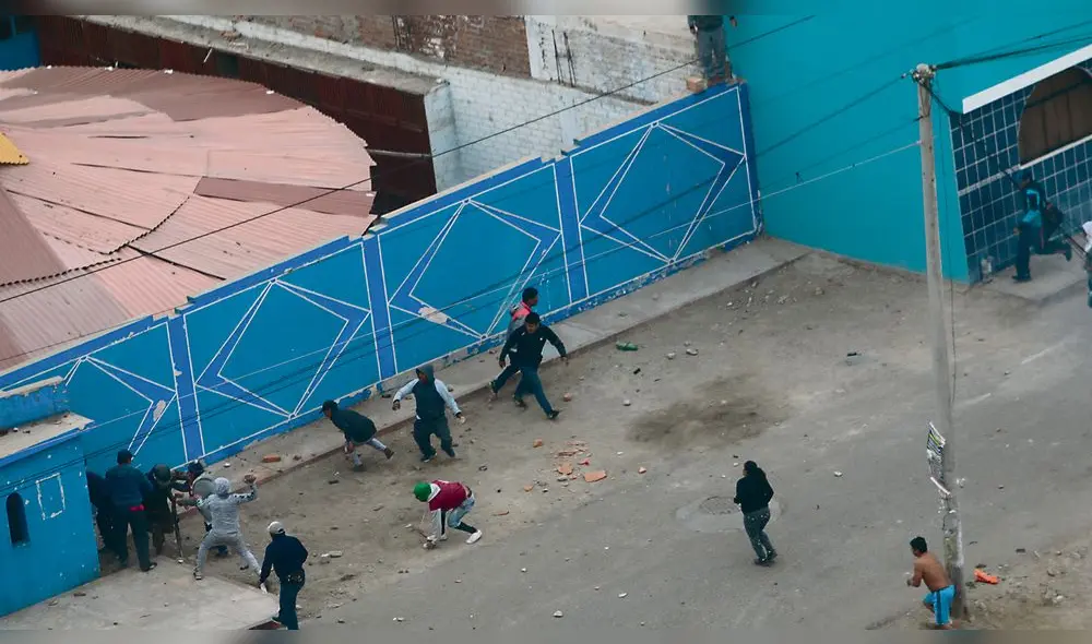 ATAQUE a la autoridad. Manifestantes atacaron a pedradas a un efectivo policial cuando se encontraba solo. Efectivo pudo huir de la golpiza.