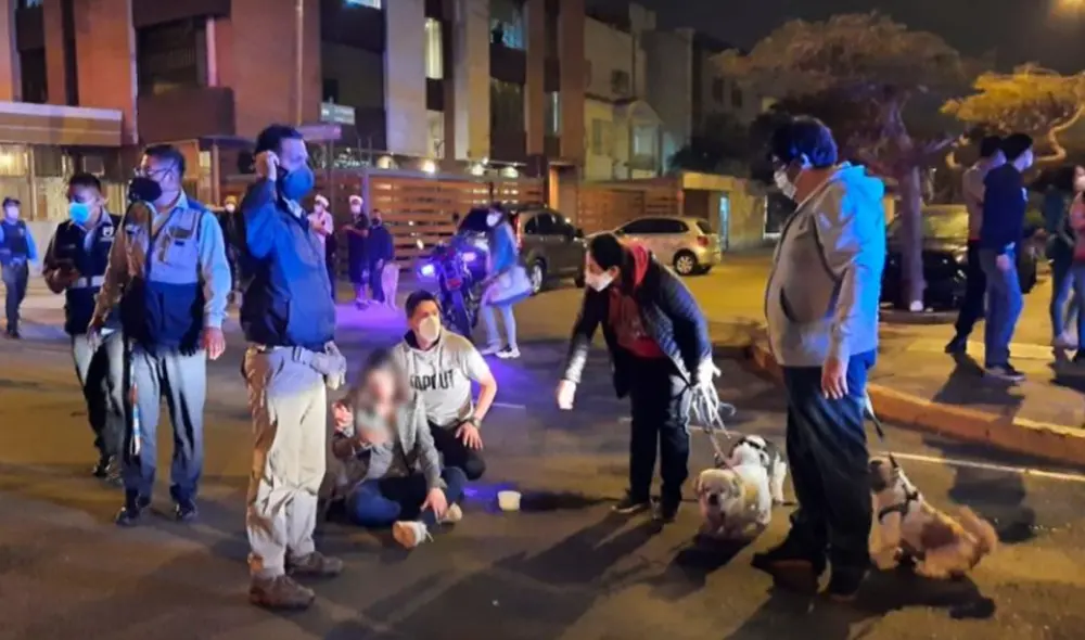 Joven fue auxiliada por los fiscalizadores y transeúntes. Luego una ambulancia SAMU la llevó hacia la clínica San Pablo. Foto: Municipalidad de Surco Joven fue auxiliada por los fiscalizadores y transeúntes. Luego una ambulancia SAMU la llevó hacia la clínica San Pablo. Foto: Municipalidad de Surco