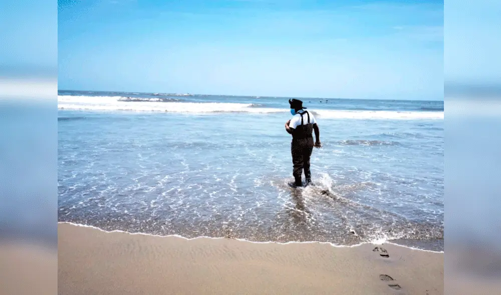 El personal de Salud tomó muestras del agua para conocer su calidad microbiológica. Foto. Gerencia Regional de Salud de Lambayeque