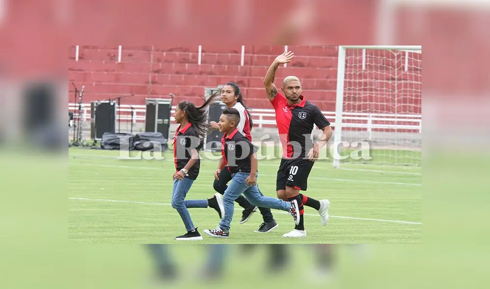 El arequipeño Joel Sánchez fue también otro de los más ovacionados por el hincha. El arequipeño Joel Sánchez fue también otro de los más ovacionados por el hincha.