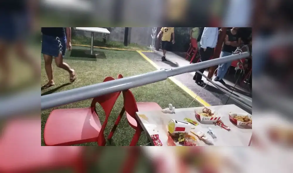 La estructura de metal era utilizada para sostener el toldo cuando realizan estas fiestas infantiles. La estructura de metal era utilizada para sostener el toldo cuando realizan estas fiestas infantiles.