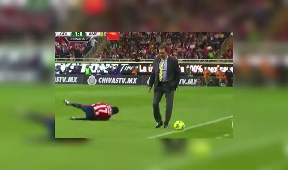 YouTube: entrenador Ricardo La Volpe enloquece y comete falta a jugador de Chivas | VIDEO YouTube: entrenador Ricardo La Volpe enloquece y comete falta a jugador de Chivas | VIDEO