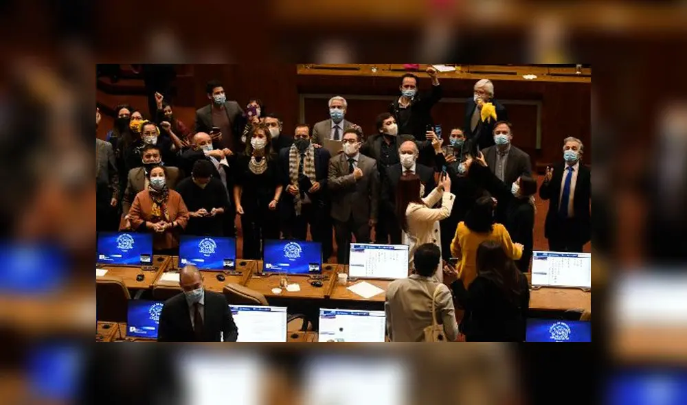 Diputados de la oposición de Chile celebran después de votar un proyecto de ley que permite el retiro anticipado de fondos de pensiones privados. Foto: AFP.