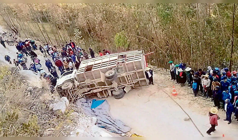 Al precipicio. Camión lechero cayó a un abismo de 40 metros en caserío Shahuarpampa.