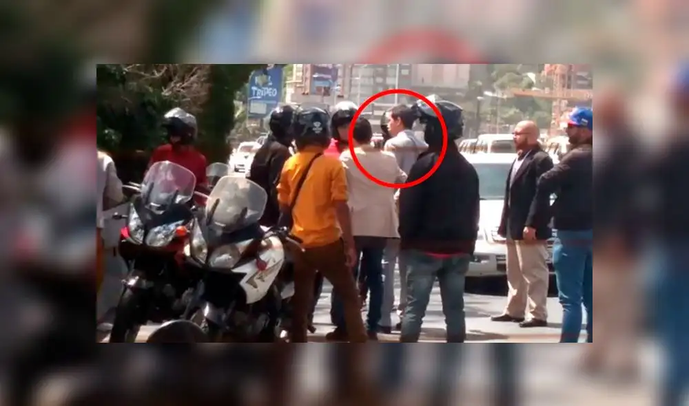 Personas que no se identificaron trataron de secuestrar al equipo de seguridad de Juan Guaidó. Foto: Twitter Personas que no se identificaron trataron de secuestrar al equipo de seguridad de Juan Guaidó. Foto: Twitter