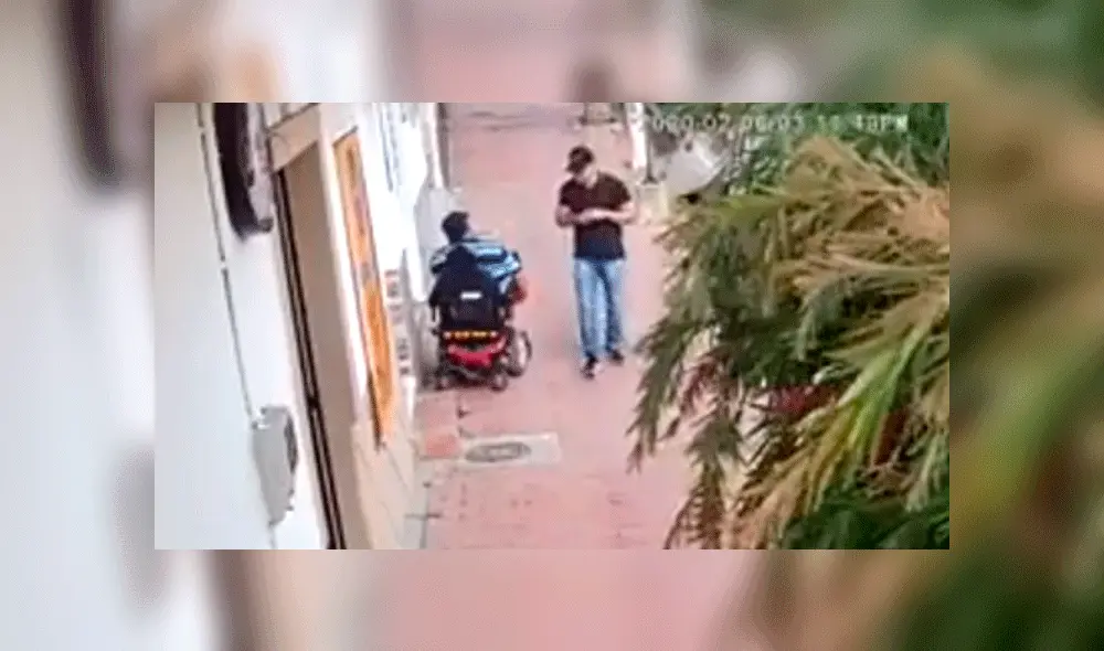 Delincuente asalta a hombre con discapacidad y casi lo arroja de su silla de ruedas [VIDEO]