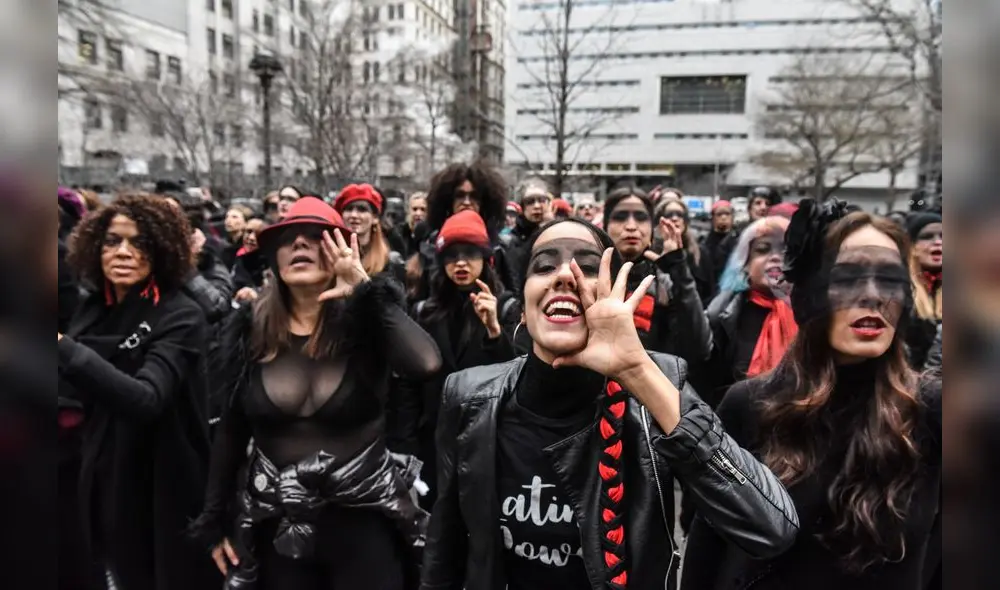 Mujeres cantan "Un violador en tu camino" frente al juzgado de Weinstein. Foto: AFP.