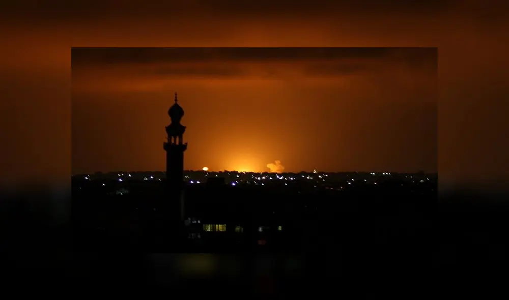 Smoke and flames are seen following an Israeli air strike in the Khan Yunis town of the southern Gaza Strip on September 16, 2020. - Israel bombed sites in the Gaza Strip early Wednesday, Palestinian security sources said, after rocket fire from the Hamas-controlled territory into Israel the previous evening.
The retaliatory attack came the morning after the United Arab Emirates and Bahrain signed a landmark accord in Washington establishing diplomatic relations with the Jewish state. (Photo by SAID KHATIB / AFP) Smoke and flames are seen following an Israeli air strike in the Khan Yunis town of the southern Gaza Strip on September 16, 2020. - Israel bombed sites in the Gaza Strip early Wednesday, Palestinian security sources said, after rocket fire from the Hamas-controlled territory into Israel the previous evening.
The retaliatory attack came the morning after the United Arab Emirates and Bahrain signed a landmark accord in Washington establishing diplomatic relations with the Jewish state. (Photo by SAID KHATIB / AFP)