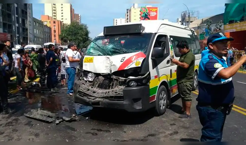 Carrera de combis deja doce heridos en Jesús María Carrera de combis deja doce heridos en Jesús María