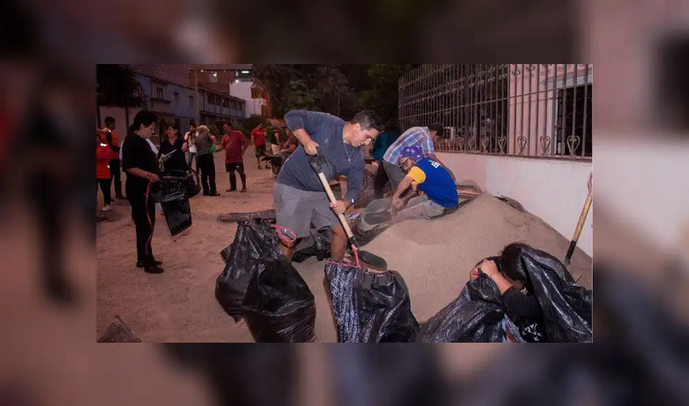 Vecinos tuvieron que colocar sacos para evitar que sus viviendas sean afectadas.. (Créditos: Kensso Merino)